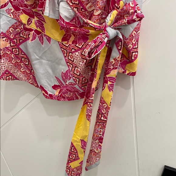 💥 Floral Peplum Wrap Top with Pink and Yellow Accents Women’s Large - Picture 12 of 14